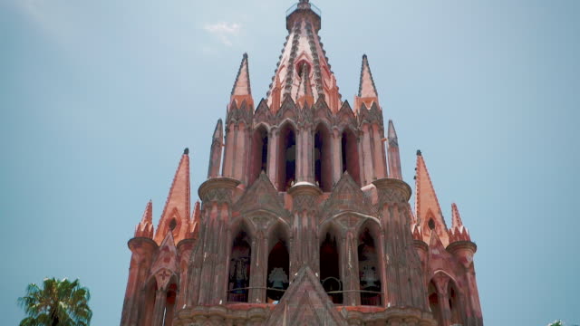 Iconic-Parroquia-pink-church-in-San-Miguel-de-Allende,-Mexico---tilt-down