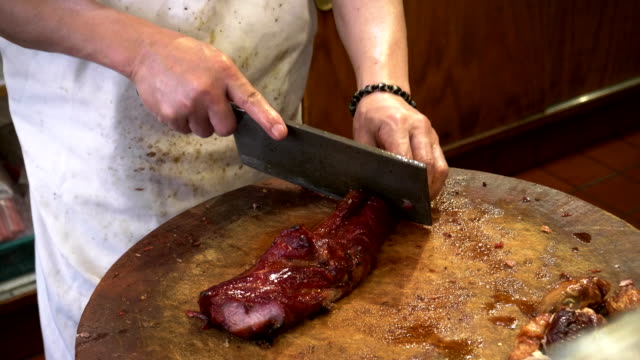 a-chef-slices-peking-duck-in-san-francisco's-Chinatown