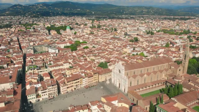 Florenz-Antenne-Stadtansicht-Blick-auf-die-Altstadt-mit-der-Kirche-Santa-Croce-und-Santa-Croce-Plazza-in-Italien.-4K-Drohne-vide.