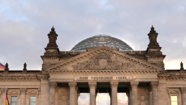Nahaufnahme-von-dem-Reichstag-Giebel-und-dome-in-Berlin,-Deutschland