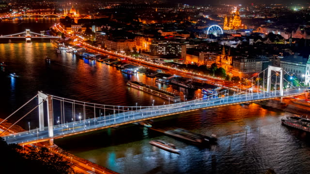 Danubio-por-la-noche,-Budapest,-Hungría