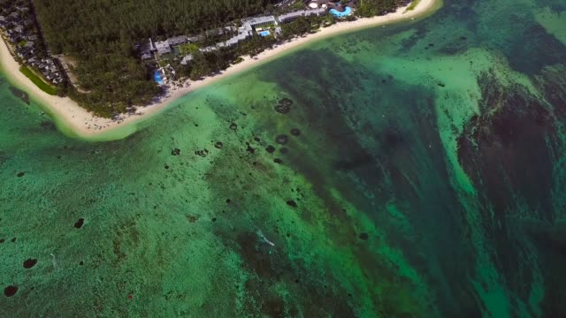 Vista-aérea-de-los-arrecifes-de-coral-de-Lemorne-Brabant-en-Mauricio.