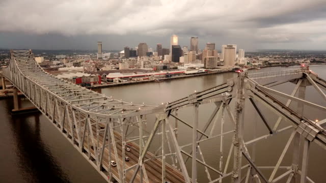 Vista-aérea-de-Nueva-Orleans-ascendido-sobre-la-cubierta-de-puente-autopista-sobre-el-río-Mississippi