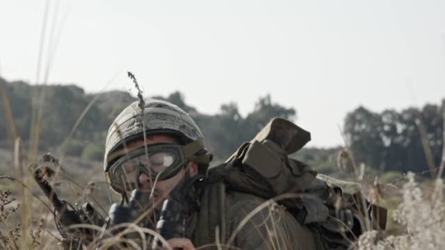 Israelischer-Soldat-mit-seinem-Fernglas-vor-Ort-Feinde