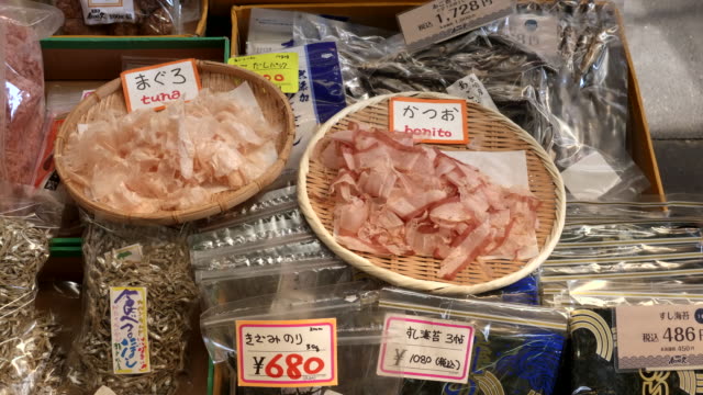 rasierte-getrockneten-Thunfisch-und-Bonito-am-Tsukiji-Fischmarkt-tokyo