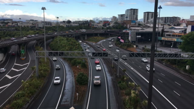 Rush-hour-Traffic-auf-Auckland-Central-Autobahn-Kreuzung-New-Zealand