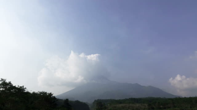 Mount-Merapi,-Gunung-Merapi,-buchstäblich-Feuerberg-in-Indonesisch-und-Javanisch,-ist-ein-aktiver-Stratovulkan-befindet-sich-auf-der-Grenze-zwischen-Zentral-Java-und-Yogyakarta,-Indonesien
