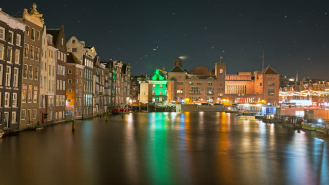 Amsterdam-de-noche-en-los-países-bajos