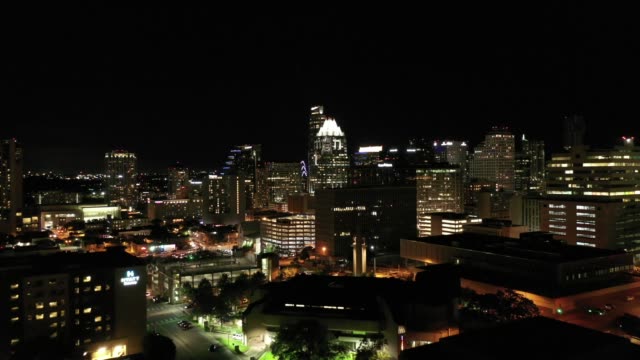 Luftaufnahme-der-Innenstadt-von-Austin,-Texas-in-der-Nacht