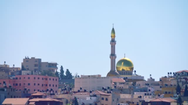 Resumen-de-una-ciudad-árabe-en-Israel-con-una-gran-mezquita-sobre