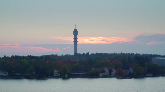 Ein-hoher-Turm-auf-der-Inselstadt-in-Stockholm-Schweden
