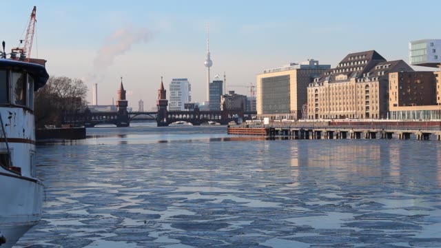 Berliner-Skyline-bei-vereisten-Fluss-Spree-im-winter