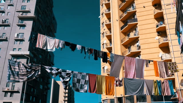 Kleidung-aufhängen-und-trocknen-an-einem-Seil-auf-einem-mehrstöckigen-Gebäude-in-einem-Armenviertel-der-Stadt