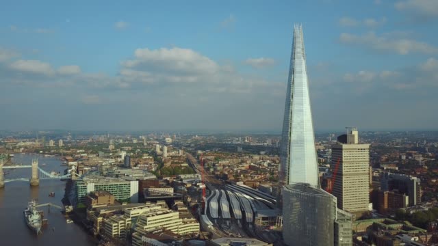 Schöne-Luftaufnahme-von-London,-die-Tower-Bridge-und-der-Shard-Wolkenkratzer