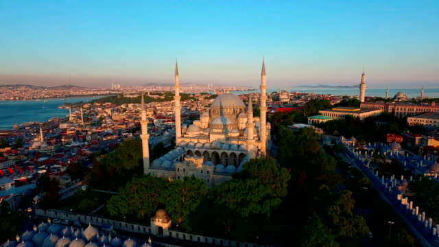 Mezquita-de-Süleymaniye-mística-desde-el-cielo,-vista-aérea-de-la-ciudad-de-Estambul,-Turquía,-cuerno-de-oro.