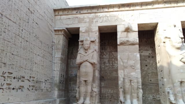 Schöne-antike-Tempel-von-Medina-Habu.-Ägypten,-Luxor.