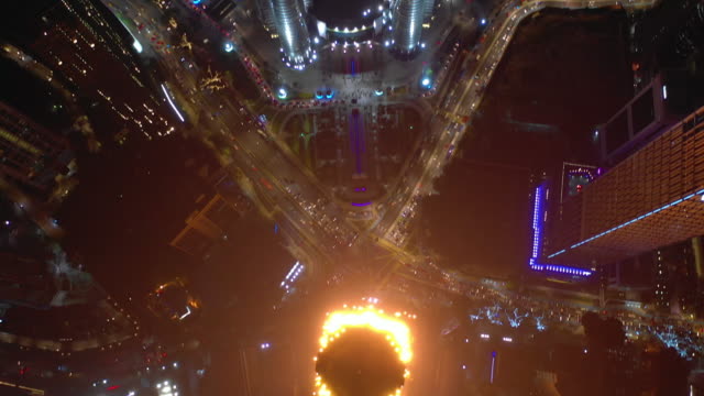 Nacht-beleuchtet-Kuala-Lumpur-Stadt-berühmten-Türmen-quadratische-Antenne-Panorama-4k-Malaysia