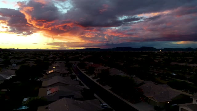 Antenne-des-Arizona-Community-mit-wunderschönen-Sonnenuntergang