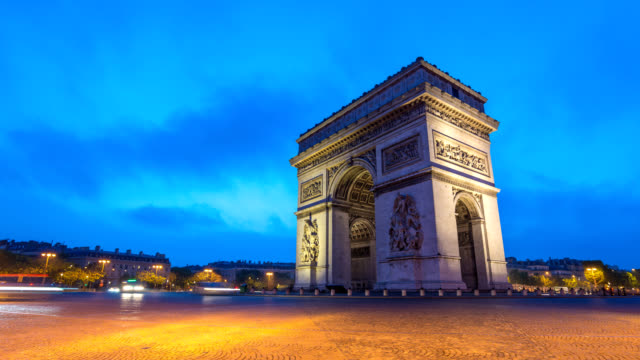 Paris-Frankreich-Zeitraffer-4K,-Stadt-Skyline-von-Nacht-zu-Tag-Zeitraffer-am-Arc-de-Triomphe-und-den-Champs-Elysees