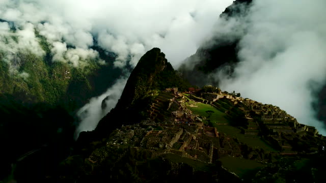 Nublado-por-la-mañana-en-Machu-Picchu´s-punto-de-partida-con-vistas-a-la-ciudadela-y-algunos-turistas-caminando,-en-el-Perú
