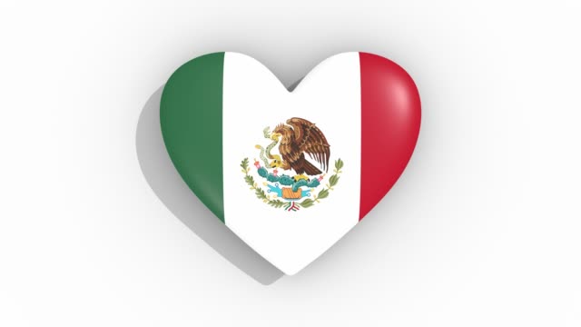 Heart-in-colors-flag-of-Mexico-pulses,-loop