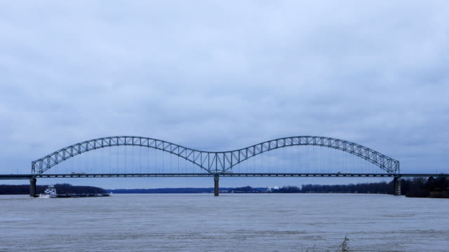 Vista-de-la-barcaza-del-río-Mississippi-por-Memphis,-TN