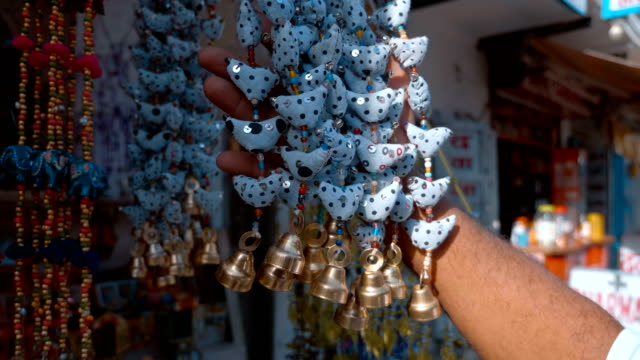 Indische-traditionelle-bunte-nationale-Glocken-ziehen-Touristen-an