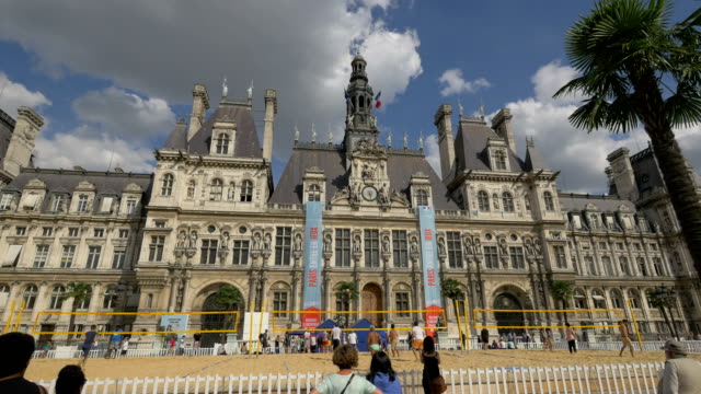 Tribunales-de-volley-frente-al-Ayuntamiento-de-París