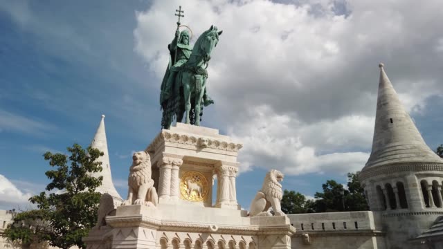 Estatua-de-San-Esteban-a-la-Iglesia-de-Matías-en-Budapest-Hungría