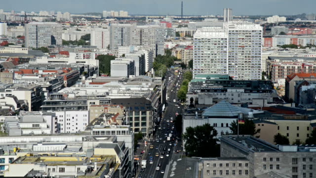 Auto-multi-lane-Verkehr-am-Potsdamer-Platz-in-Berlin,-Deutschland