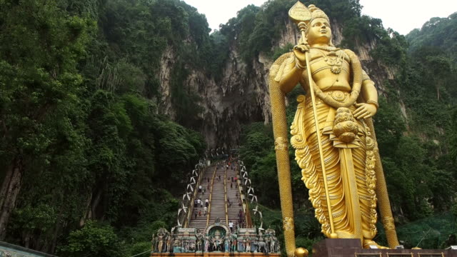 Lord-Murugan-Statue-at-the-Entrance-of-the-Batu-Caves,-Kuala-Lumpur,-Malaysia