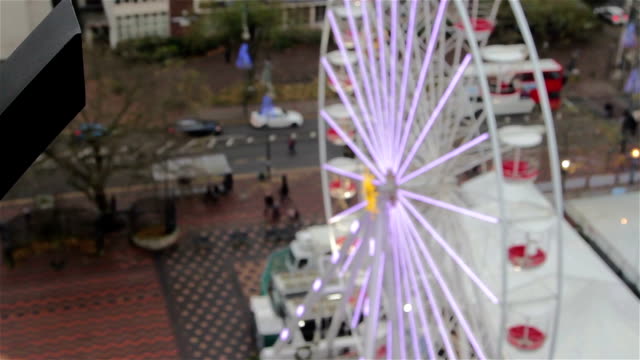 Pull-enfoque-toma-cenital-Ferris-Wheel-automóviles-Spinning-Atracciones-de-Navidad-luces