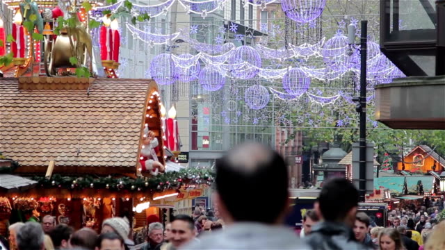 High-Street-funkelnden-Weihnachten-Lichter-anstrengenden-Shopping-im-deutschen-Weihnachtsmarkt