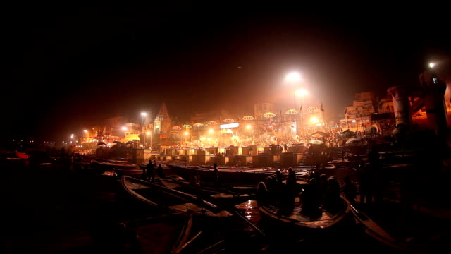 Nächtliche-Zeremonie-am-Ghats-des-Ganges:--Varanasi,-Indien-(mit-Ton)