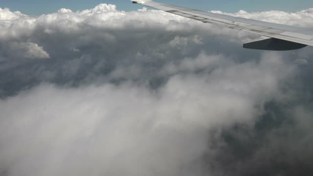 Exterior-vista-desde-la-ventana-de-avión-de-nubes
