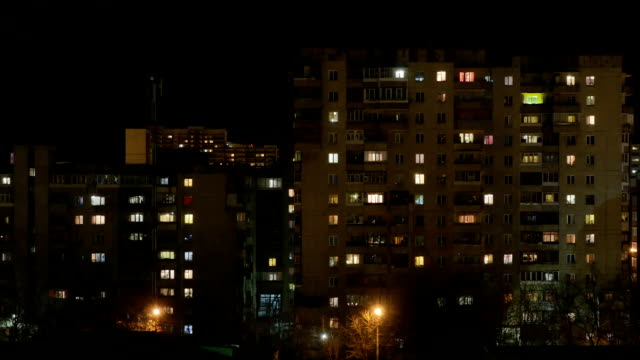 Nacht-Stadt.---Das-Licht-im-Fenster-des-hohen-Gebäuden