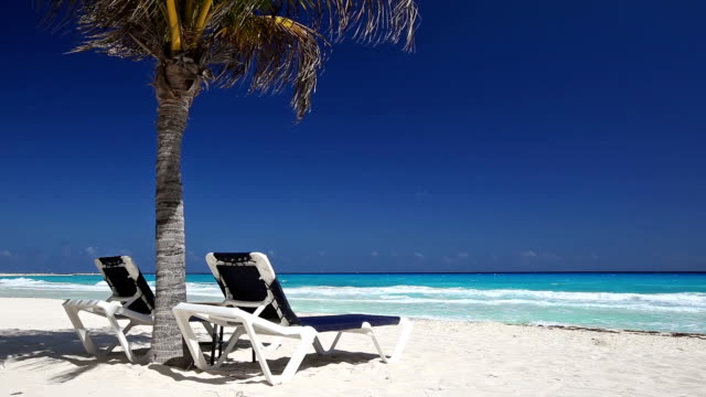 Tropischen-Strand-mit-Sonnenschirmen-und-Betten