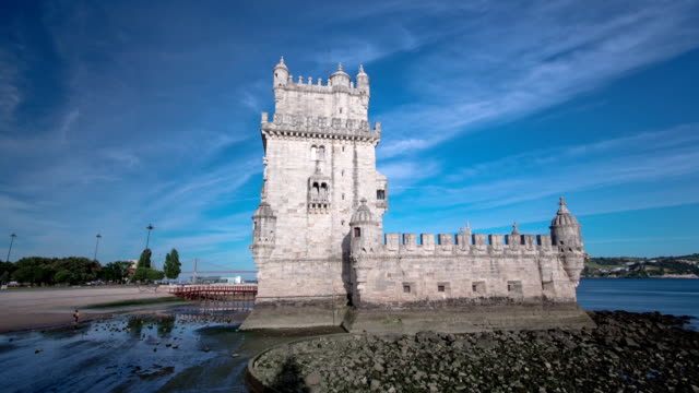 Belem-tower-es-una-torre-fortificadas-civil-está-ubicado-en-el-condado-de-Santa-maría-de-Belem-en-Lisboa,-Portugal-timelapse-hyperlapse