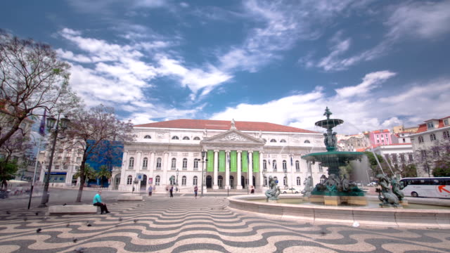 Das-National-Theatre-D.-Maria.---Rossio-Platz-mit-Springbrunnen,-Lissabon,-Portugal-timelapse-hyperlapse