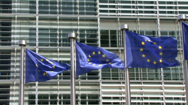 Lento-vista-panorámica-de-banderas-europeas-en-el-viento