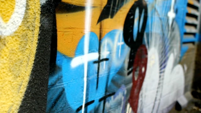 Street-art-an-der-Wand-in-Birmingham,-UK.