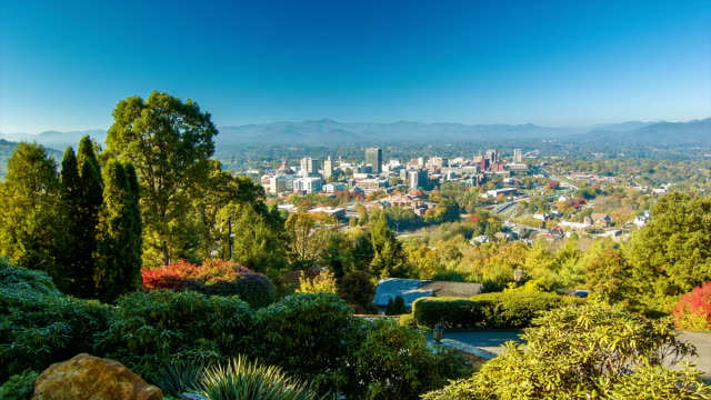 Static-vista-de-Asheville-desde-el-centro-de-la-ciudad,-a-las-montañas,-a-la-ciudad