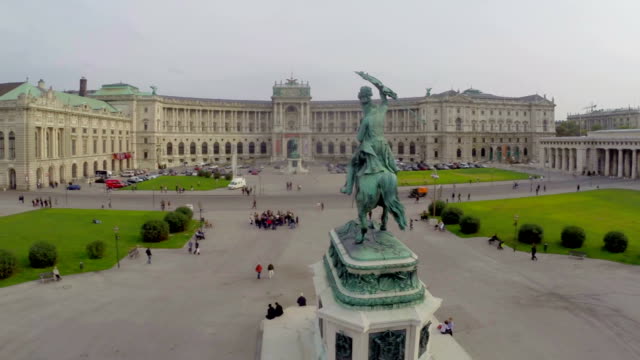 Plaza-de-los-héroes-en-Viena,-sede-de-la-OSCE,-señor-Presidente-de-la-Asamblea.-Una-hermosa-toma-cenital-sobre-Europa,-cultura-y-paisajes,-cámara-pan-dolly-en-el-aire.-Soniquete-volando-sobre-suelo-europeo.-Viaje-excursiones-turísticas-de-la-vista-de-Austria.