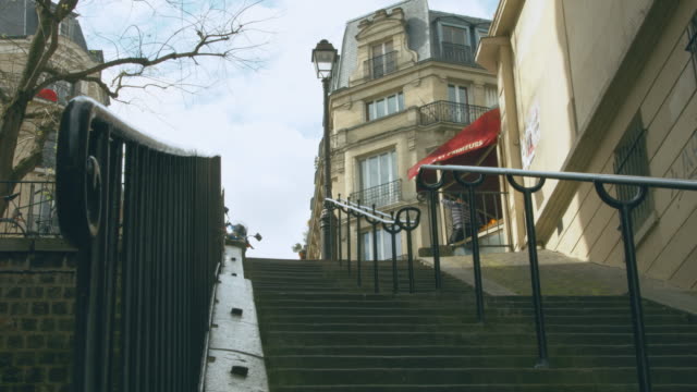 Las-escaleras-de-montmartre,-París-y-sus-frutas-soporte
