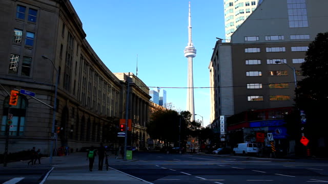 Modernes-Gebäude-design-auf-einem-Toronto-street