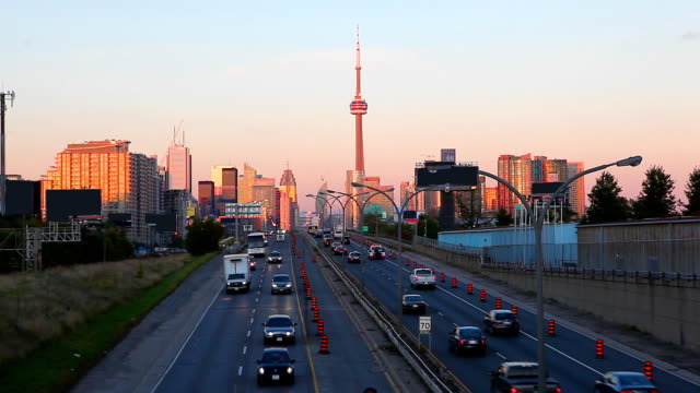 Los-flujos-de-tráfico-de-la-ciudad-de-Toronto-al-atardecer