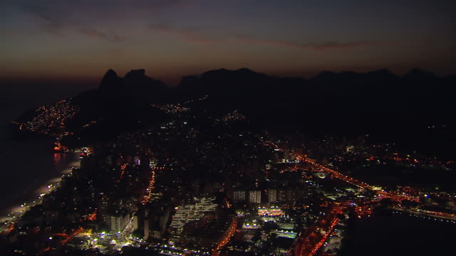 Vista-cenital-de-alto-ángulo-de-Río-de-Janeiro-en-la-noche,-Brasil