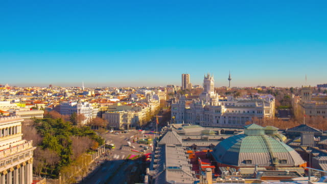 Sonnige-Madrid-Stadt-Placa-de-La-Cibeles-Panorama-Ansicht-von-dem-Dach-4-k-Zeitraffer