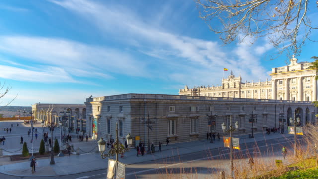 Palacio-real-de-Madrid-luz-del-atardecer-turista-el-panorama-4-K-lapso-de-tiempo-de-España