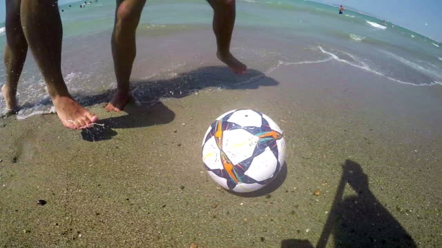 Jungen-Fußball-Fußball-am-Strand-Zeitlupe